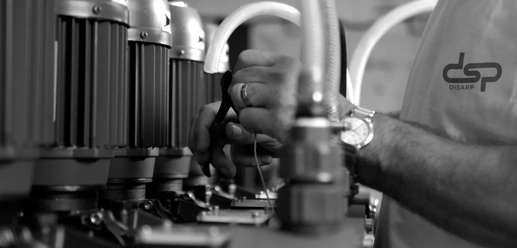 Técnico de I+D+i de DSP trabajando en el ensamblaje de sistemas de dosificación industrial, símbolo del compromiso con la innovación en soluciones de higiene.