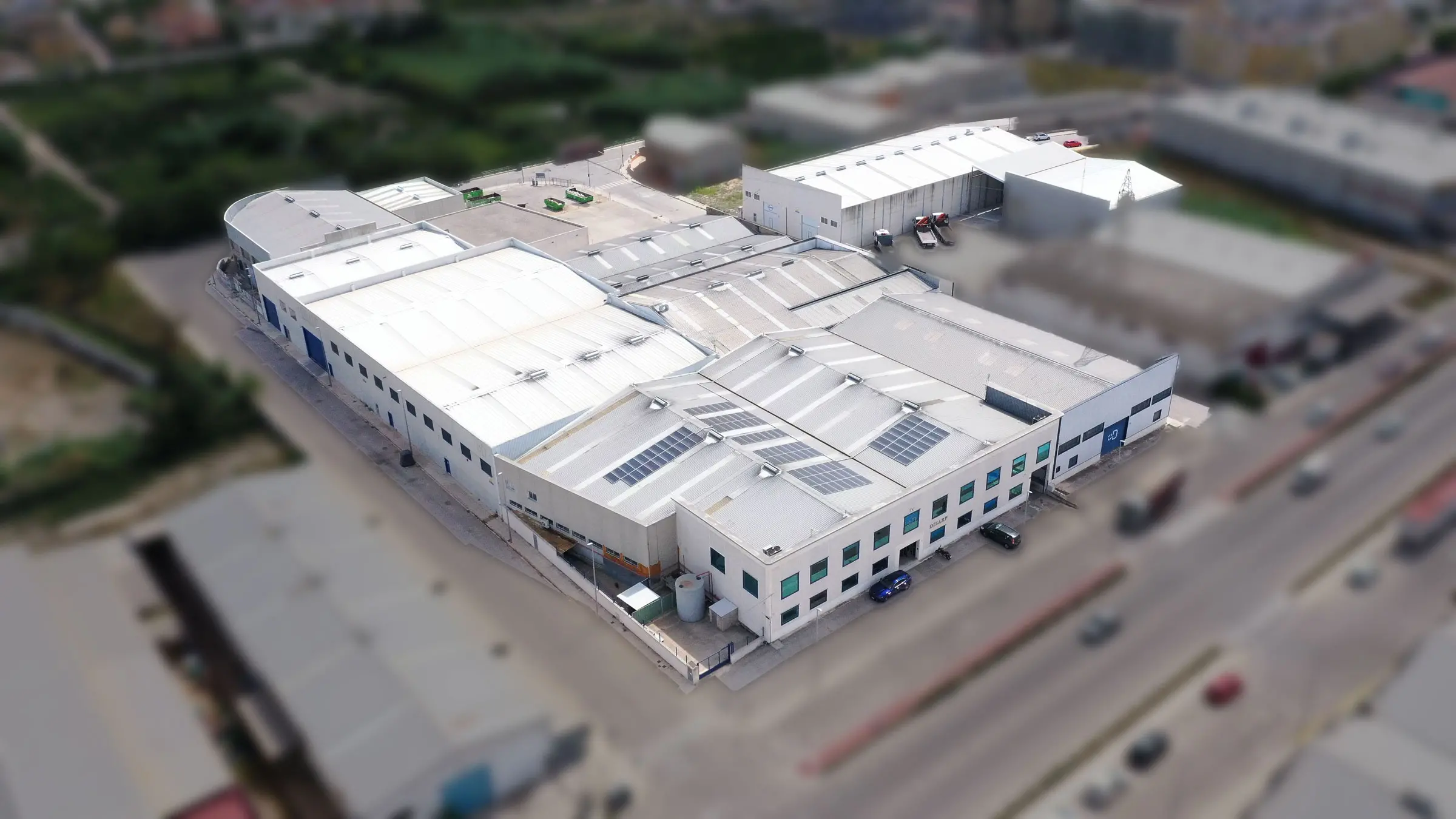 Vista aérea de la sede central de DSP con más de 17.000 m², equipada con tecnología de vanguardia y paneles solares, símbolo de su compromiso con la sostenibilidad e innovación en higiene profesional.