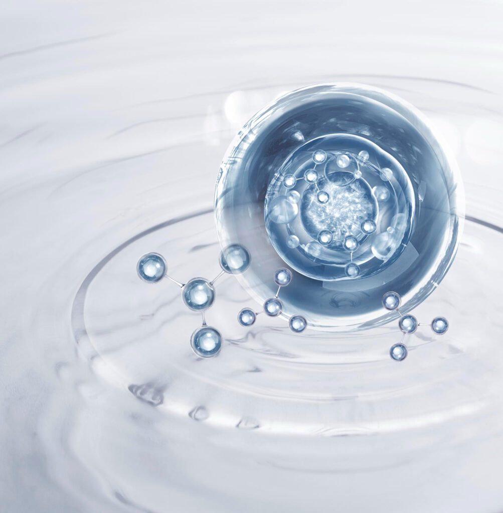 Representación molecular del ácido hialurónico sobre una superficie acuosa, símbolo de hidratación profunda