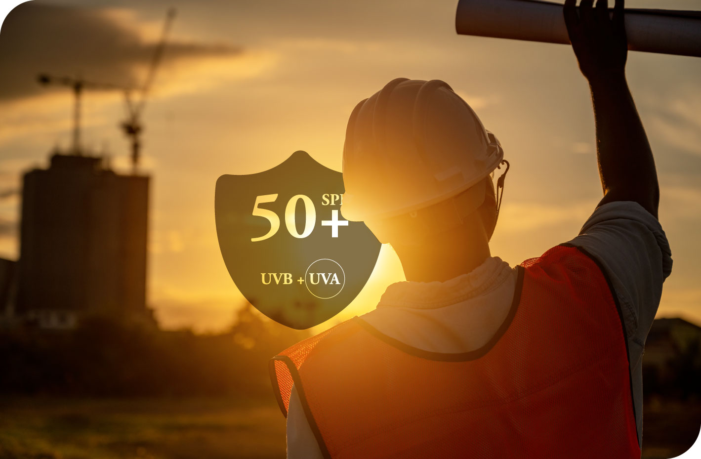 Trabajador con casco y chaleco mirando al sol al atardecer con icono de escudo SPF50+ UVB UVA superpuesto