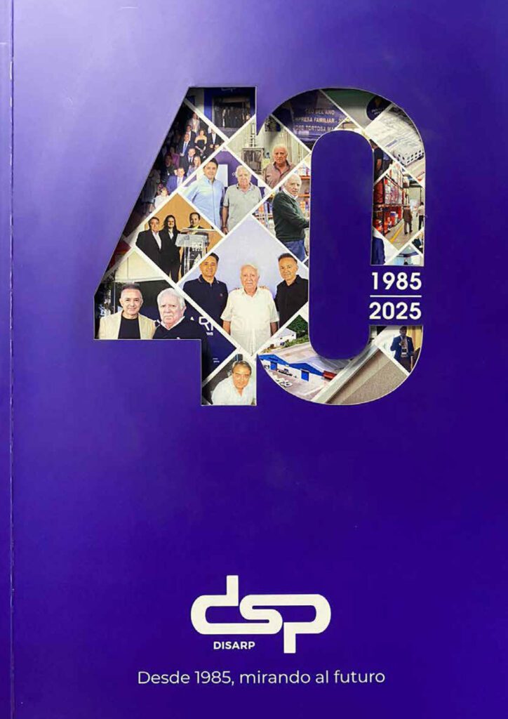 Portada de la revista número 9 de DSP con motivo de su 40 aniversario. El número 40 está compuesto por fotografías históricas de la empresa y acompañado por los años 1985–2025 sobre fondo púrpura.