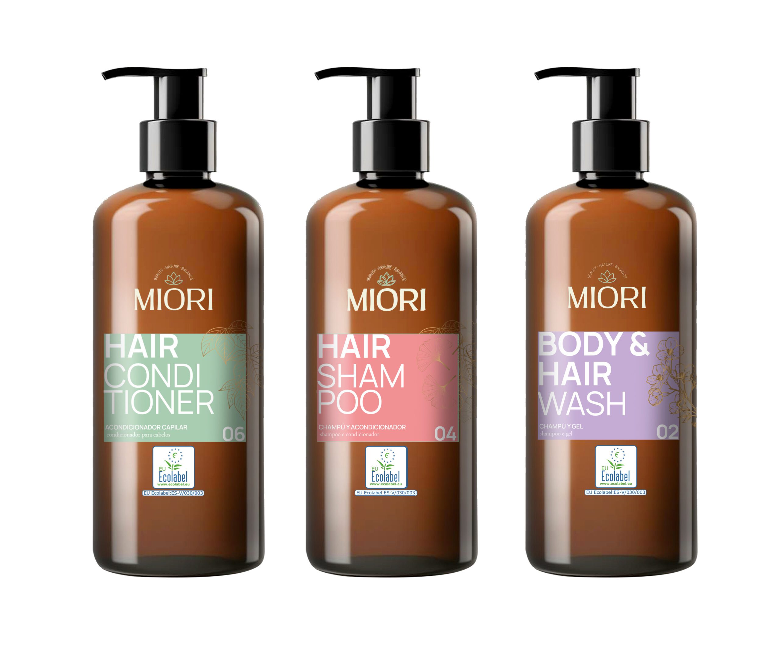 Tres botellas de productos de higiene MIORI con dispensador: acondicionador capilar (verde), champú y acondicionador (rosa), y gel de ducha y champú (lila), todos con etiqueta EU Ecolabel.