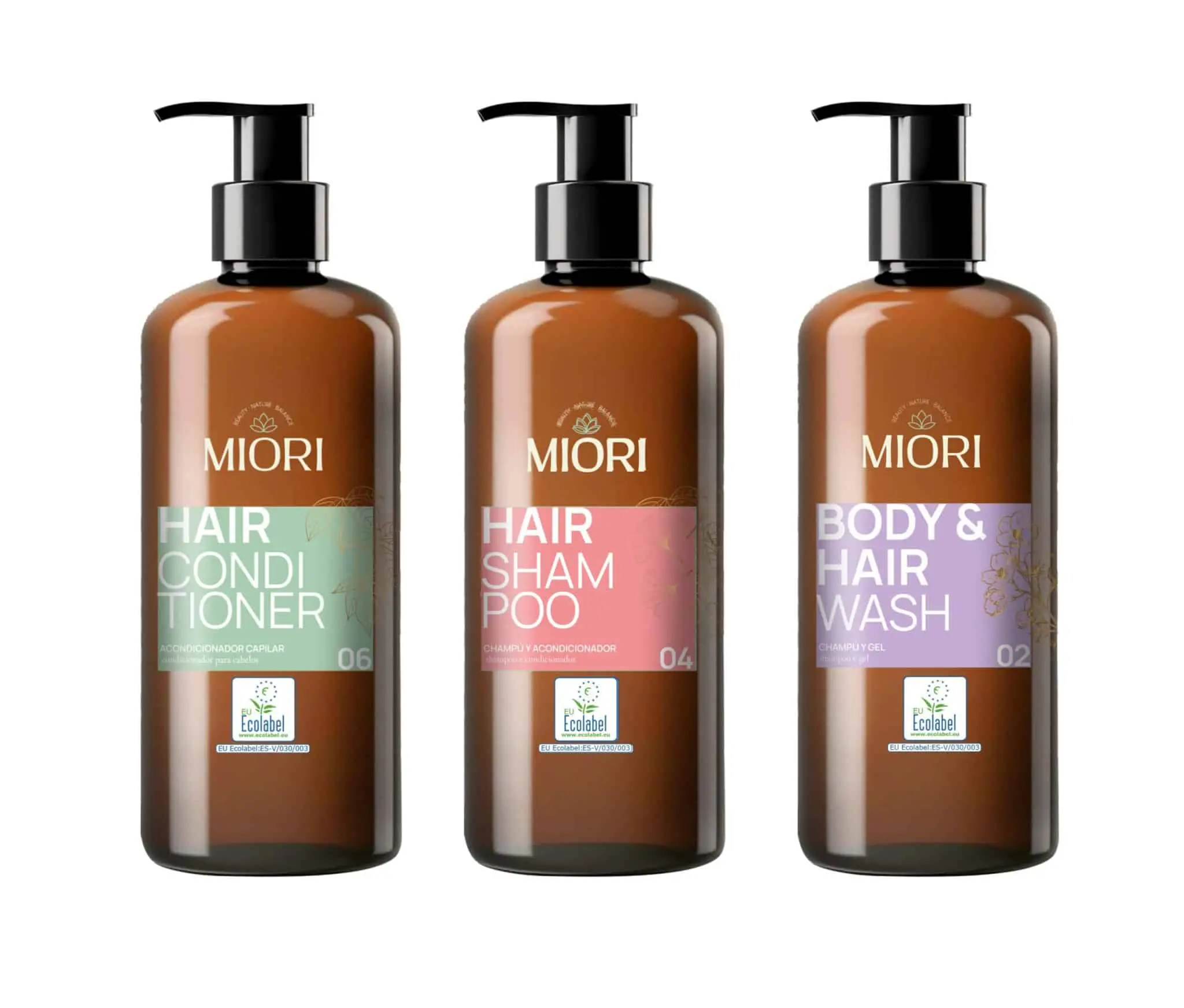 Tres botellas de productos de higiene MIORI con dispensador: acondicionador capilar (verde), champú y acondicionador (rosa), y gel de ducha y champú (lila), todos con etiqueta EU Ecolabel.